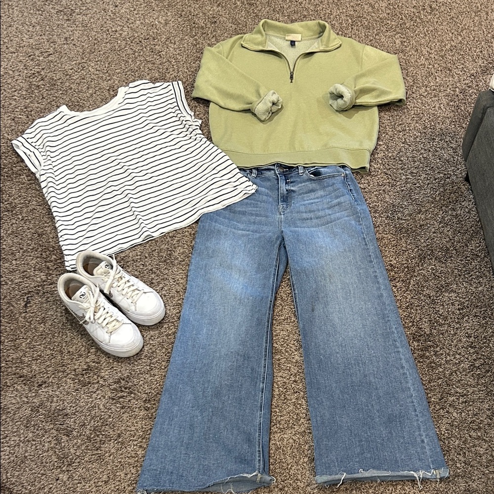 Wide Leg Jeans Bundle: tee + sweatshirt + jeans